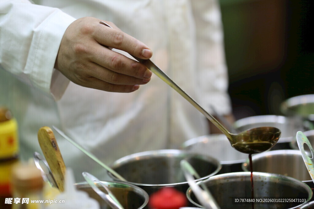 厨师手持勺子准备调味