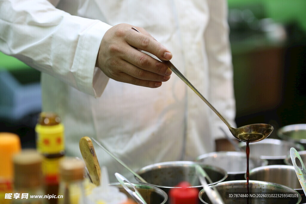 厨师专注调味烹饪场景