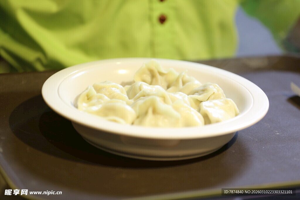 白色碗中装着美味饺子