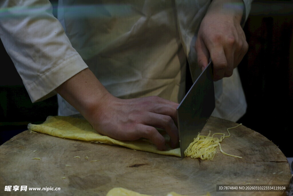 厨师持刀切食材