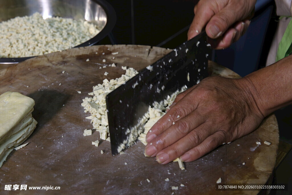 手工剁制食材的劳作场景