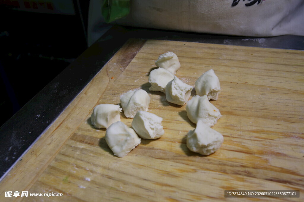 砧板上的切块食材