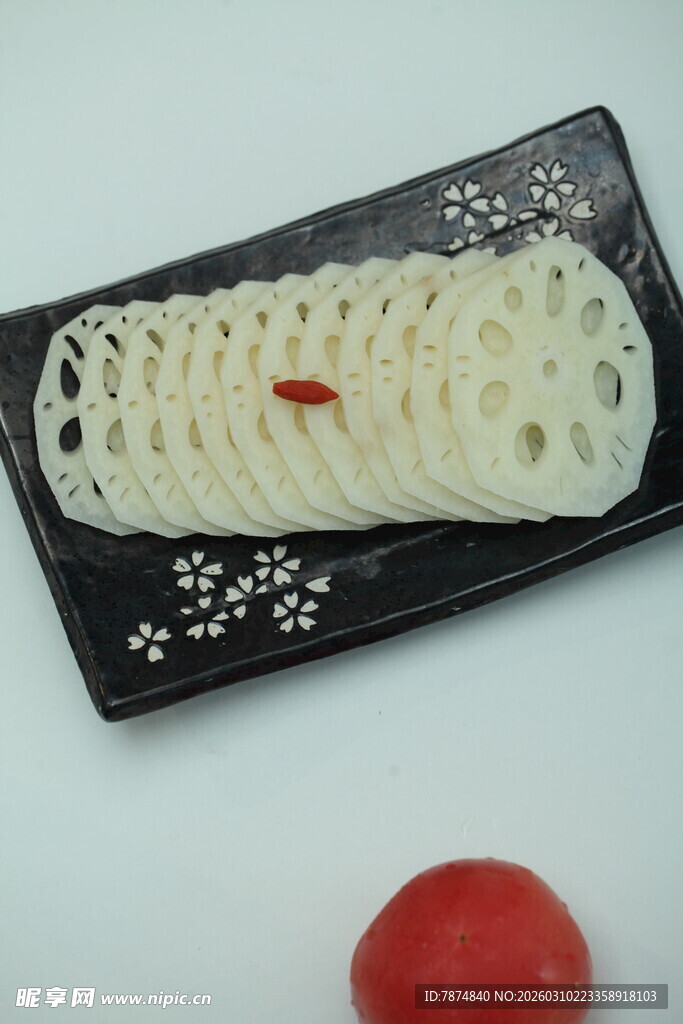 精致摆盘的切片莲藕