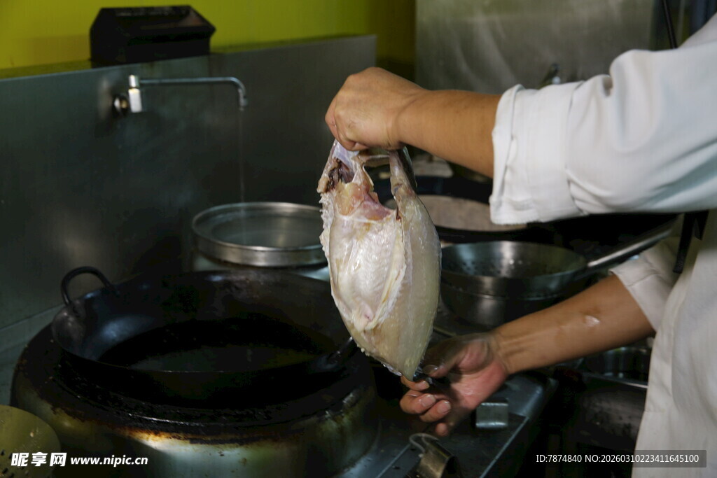 厨师厨房处理整只禽类