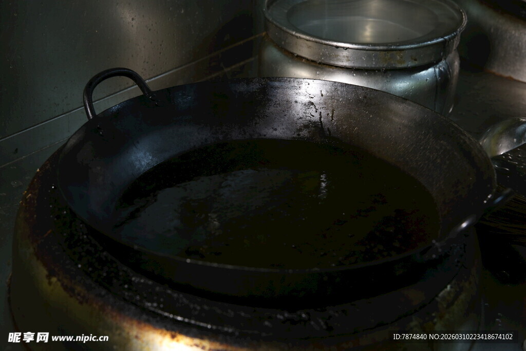 锅中热油准备烹饪食材