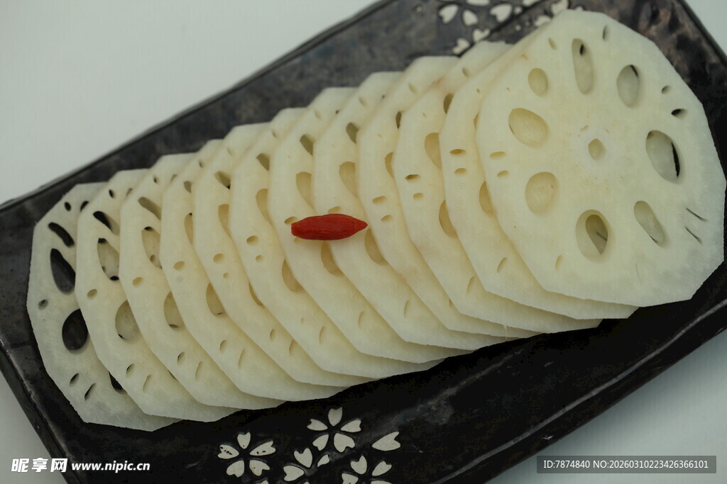 切片莲藕摆盘 点缀红椒