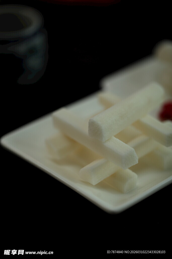 精致摆盘的特色糕点