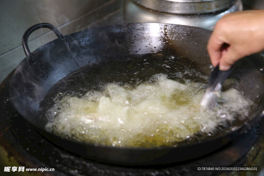 锅中油炸食材画面