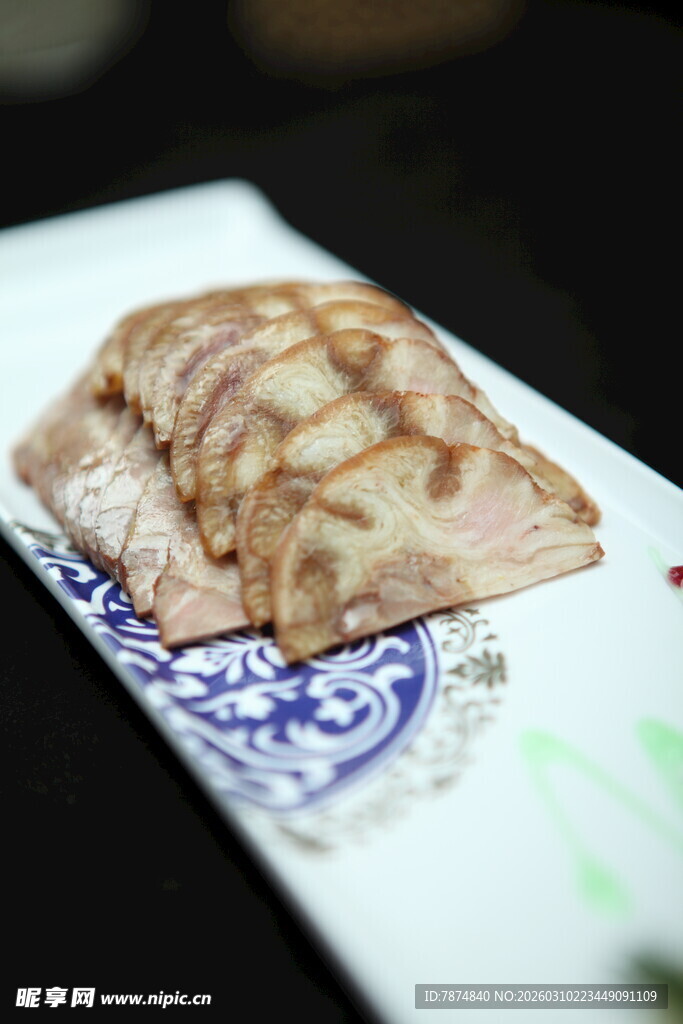 中式切片糕点摆于瓷盘