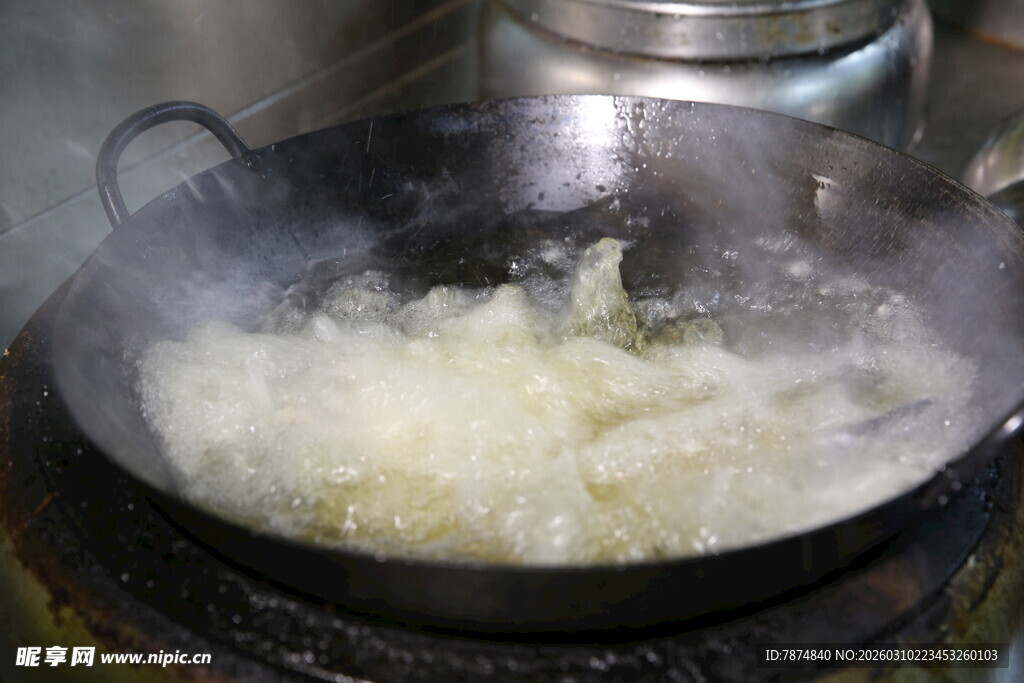 锅中煮物正翻滚