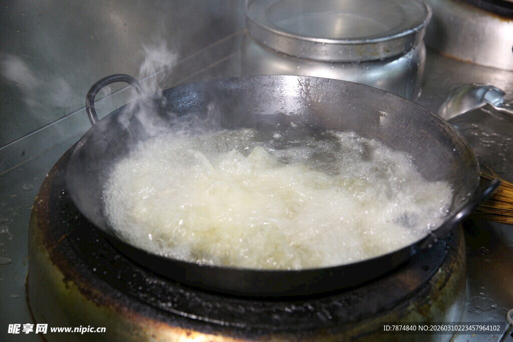 锅中煮着翻滚的白色食物