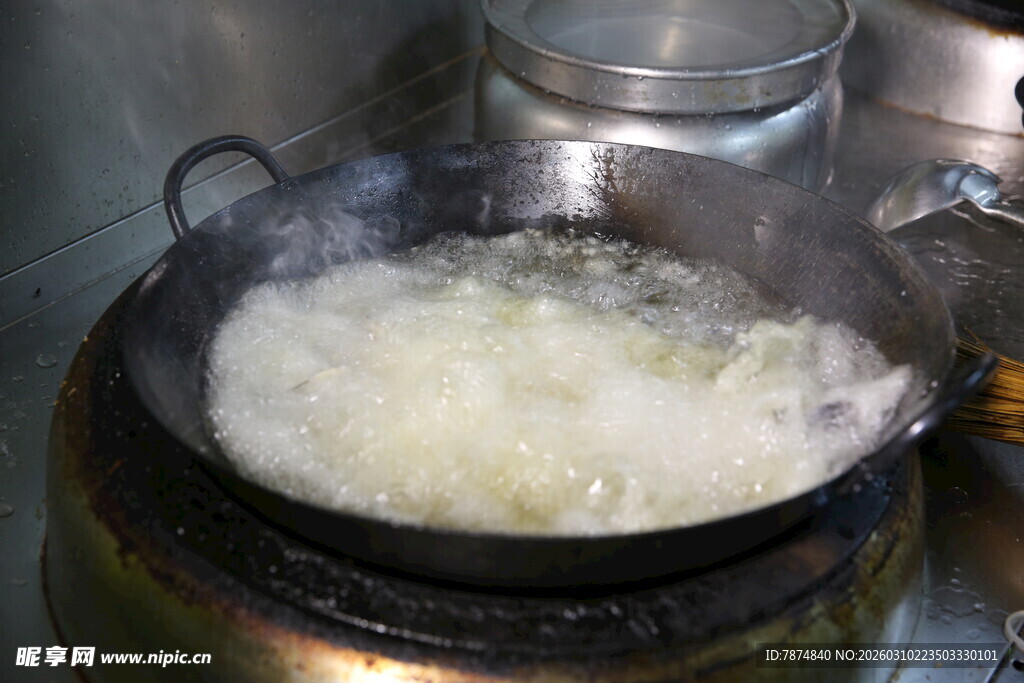 锅中沸水正在翻滚
