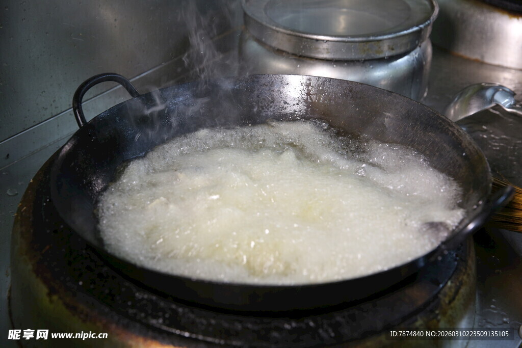 锅中沸腾的白色米粥