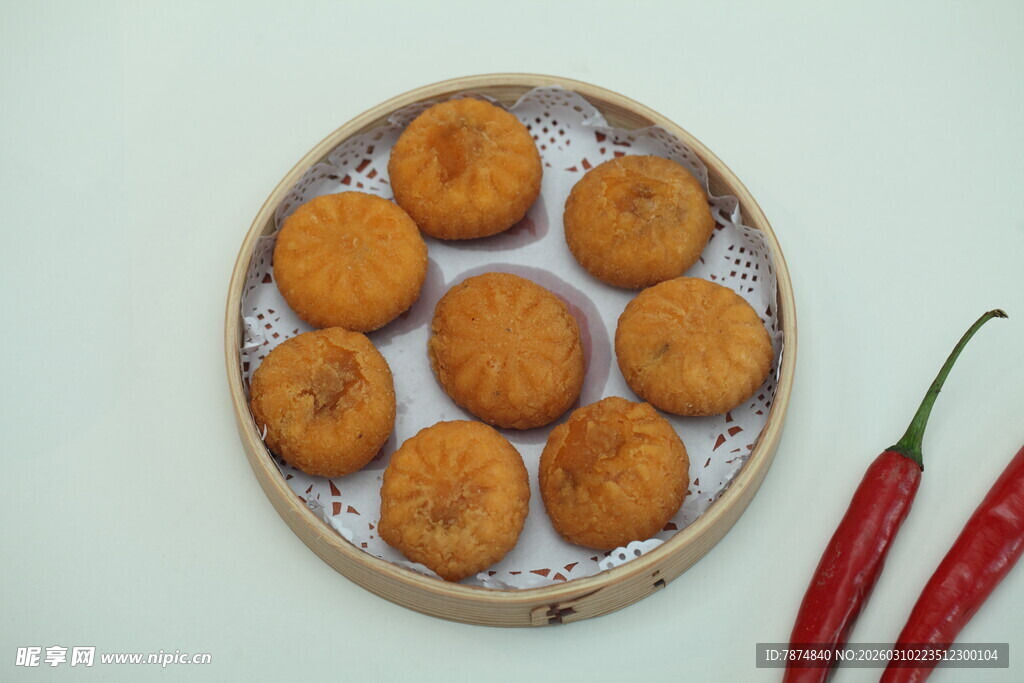 竹盘炸物配红椒