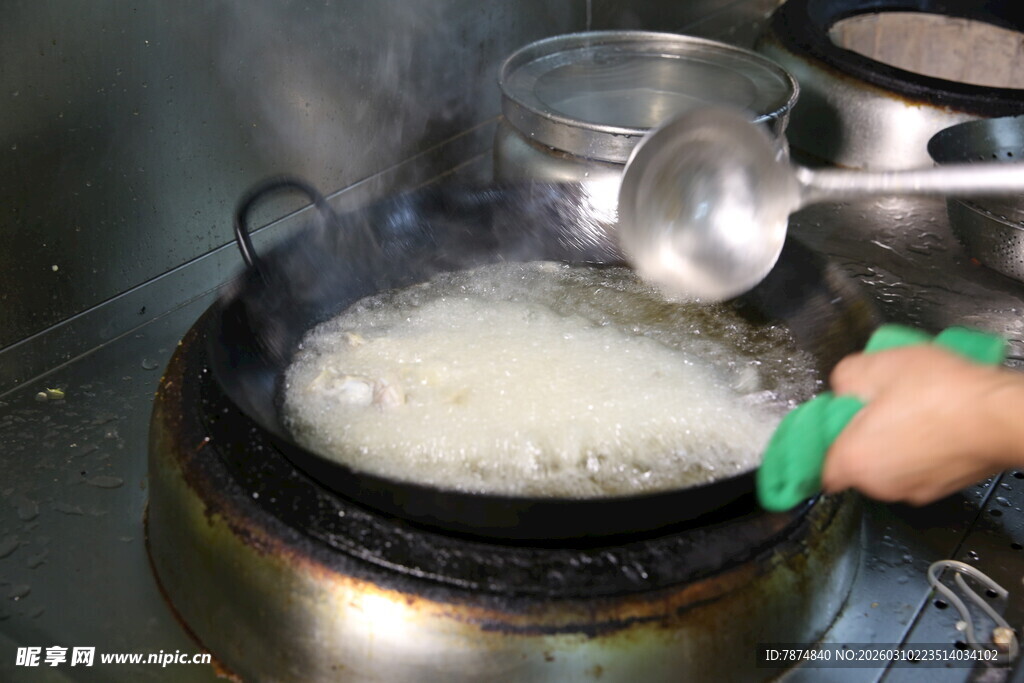 炉灶上煮食的场景