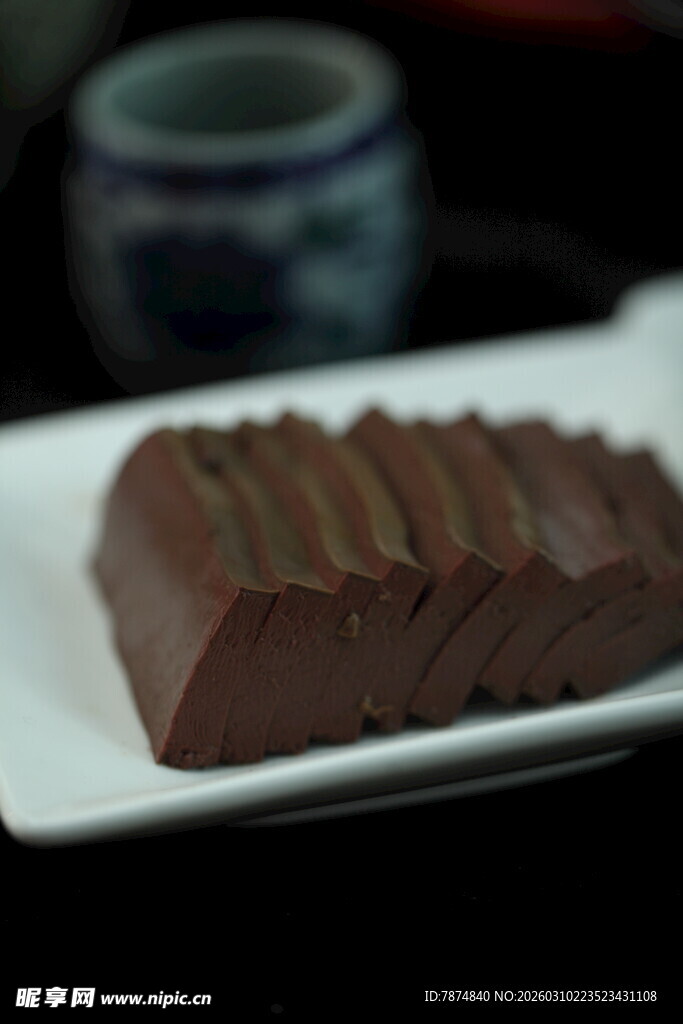 美味巧克力整齐摆放在盘上