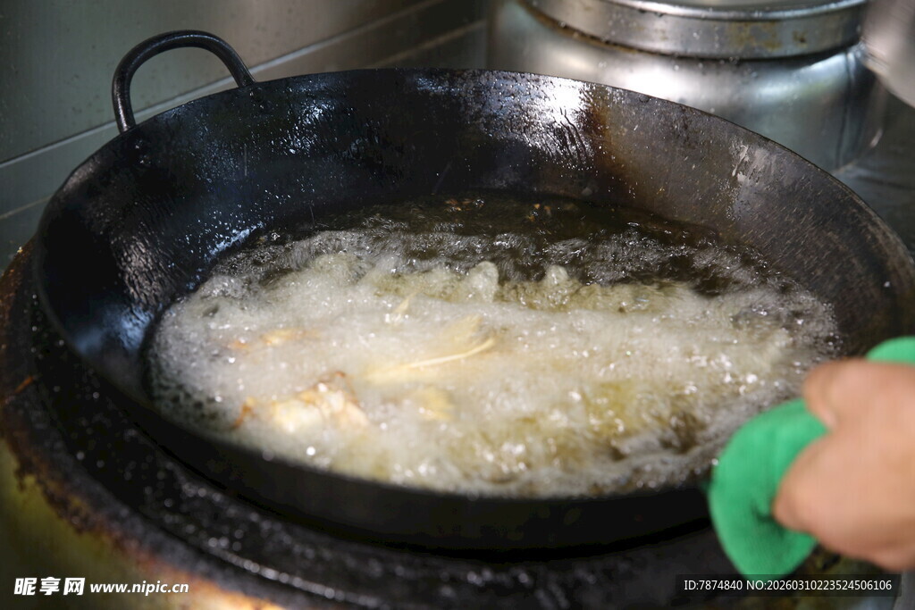 锅中油炸食物的瞬间