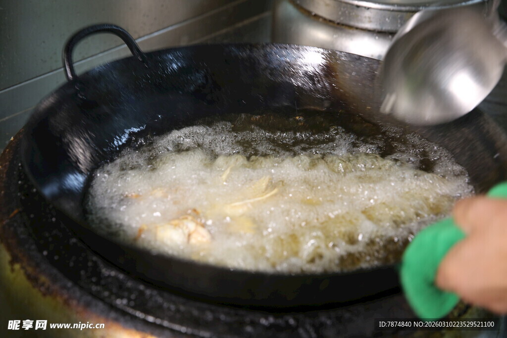 锅中煮物 手正搅拌