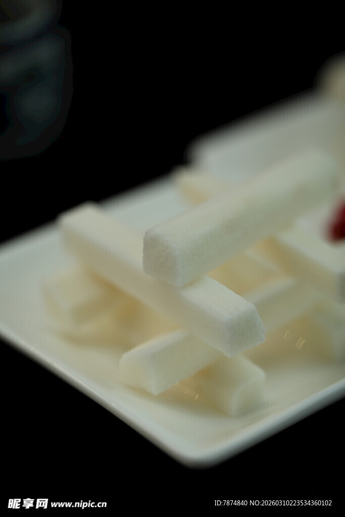 精致摆盘的白色糕点