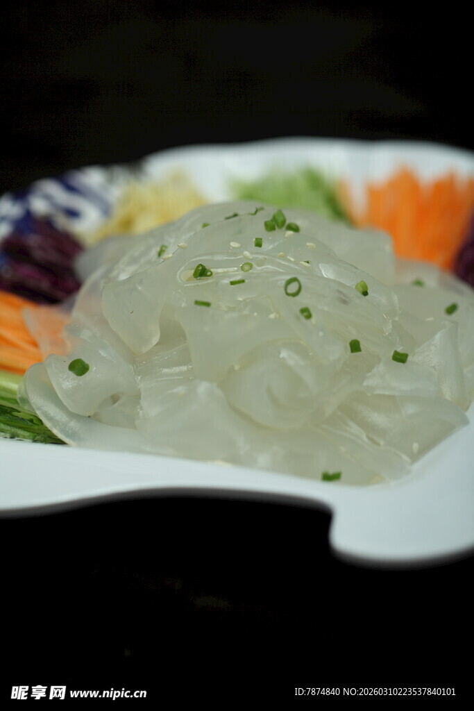 精致摆盘的美味凉拌海蜇丝