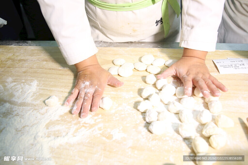 手工制作汤圆的温馨场景