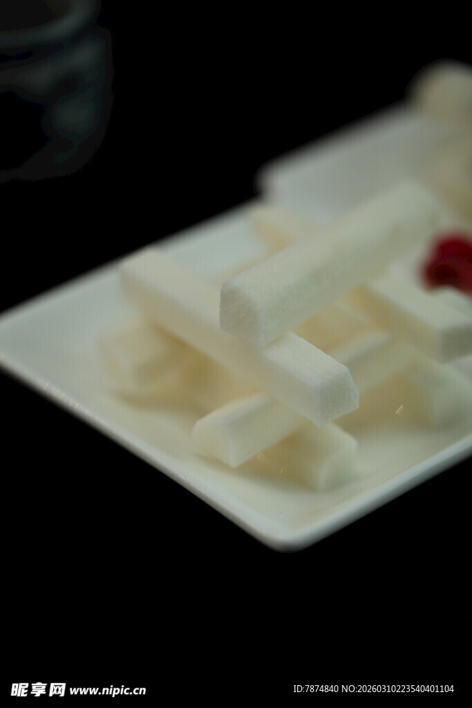 白色块状糕点 点缀红果