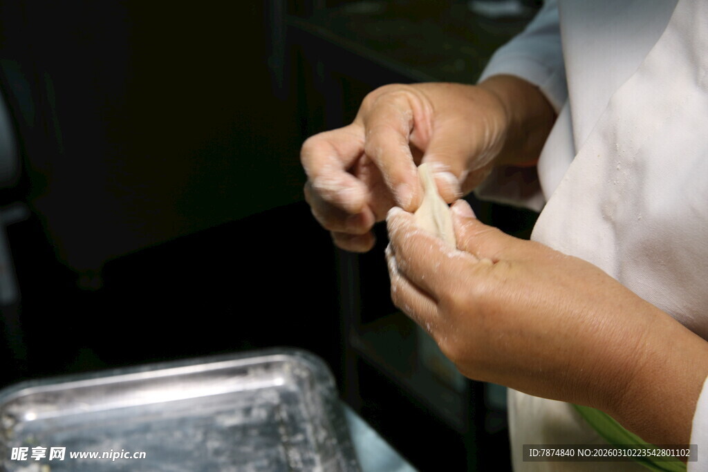 手工制作面点的手部特写