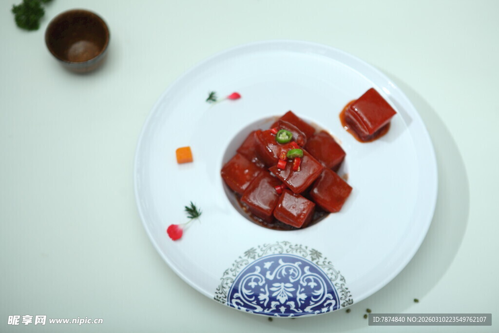 精致摆盘红烧肉