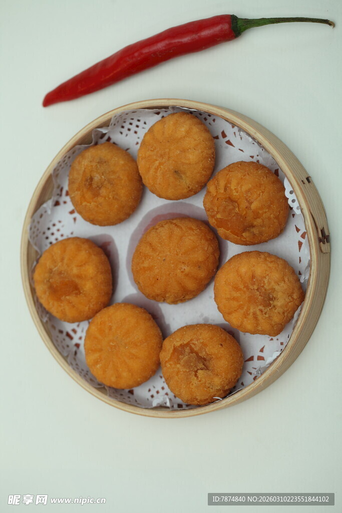 竹盘盛放的美味油炸小食