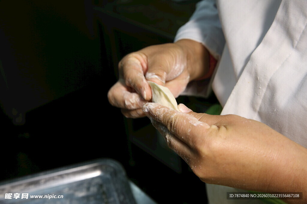 手工制作食物的瞬间