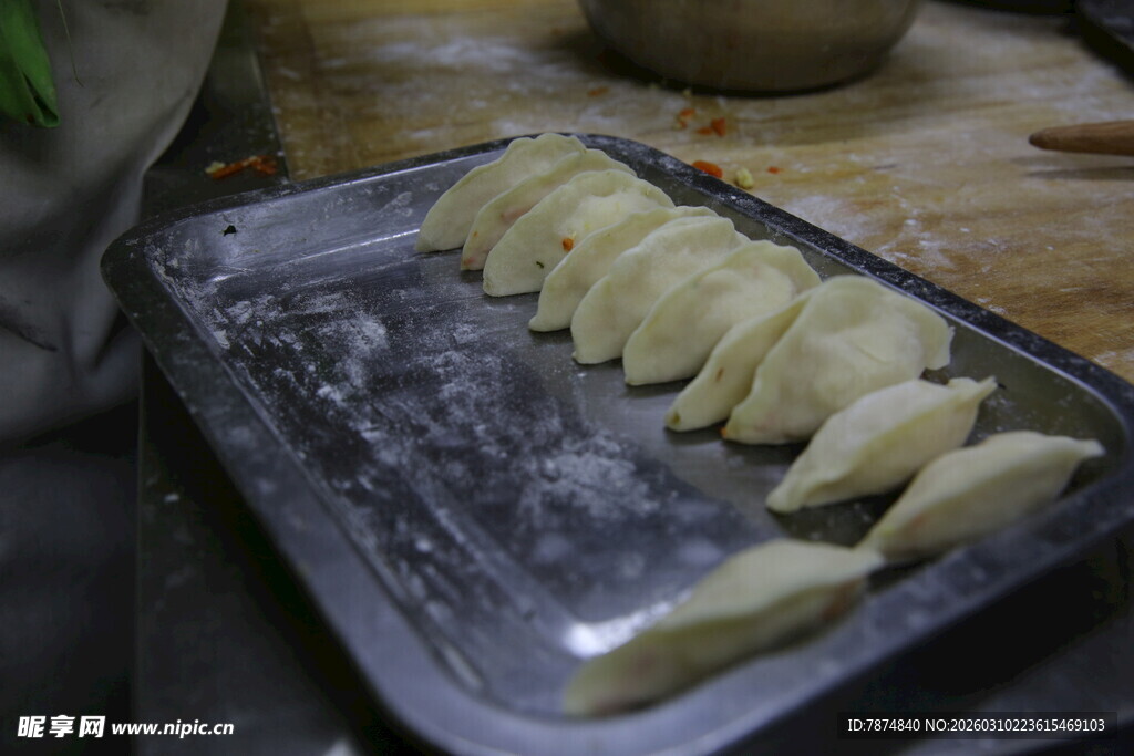 托盘上摆放整齐的饺子