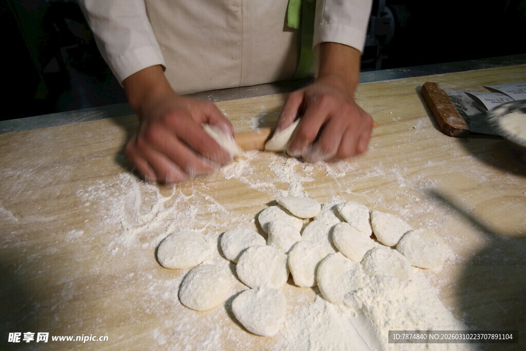 手工包饺子现场