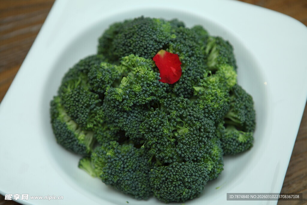 白盘上的新鲜西兰花