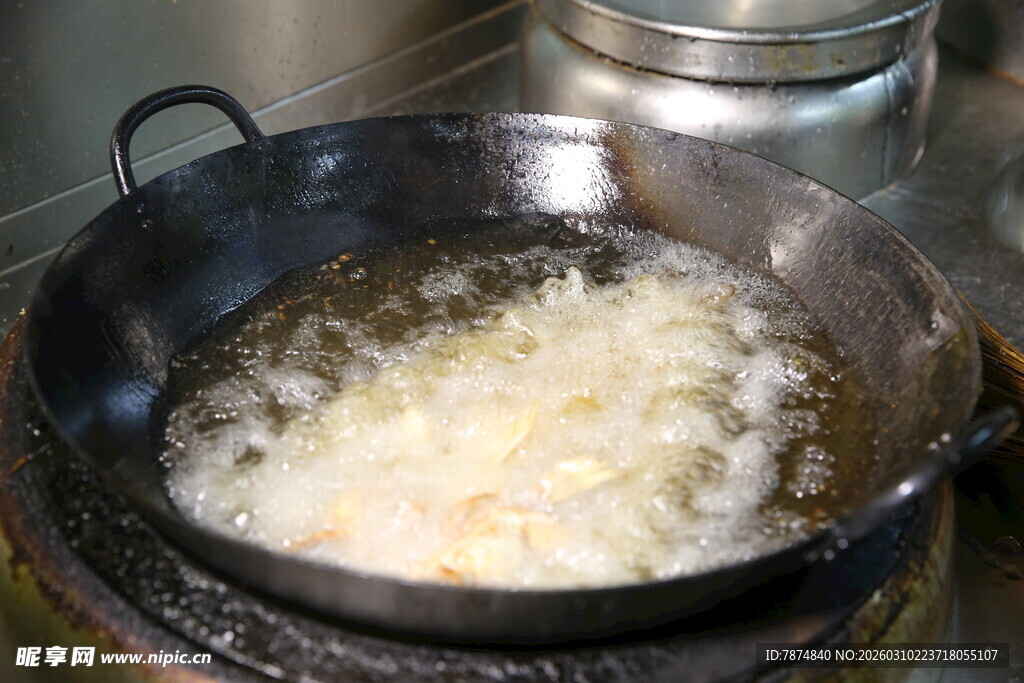 锅中油炸食材的瞬间