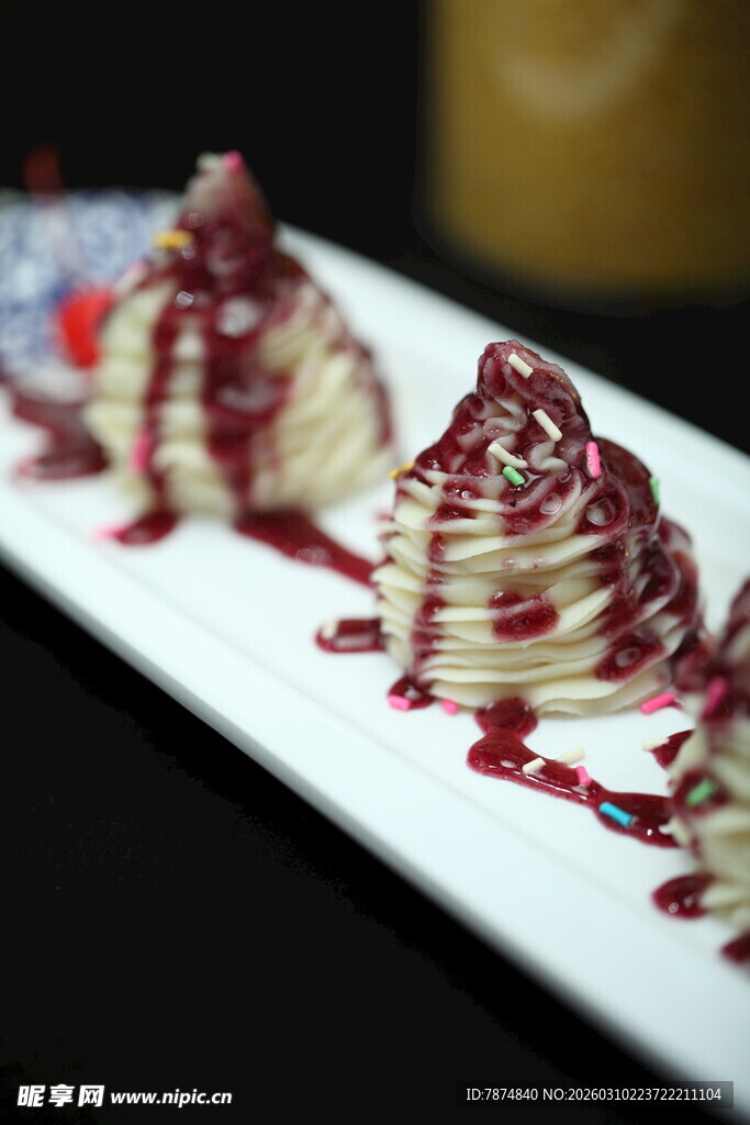 精致巧克力淋酱甜点