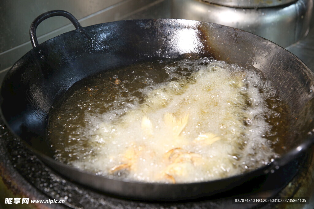 锅中油炸食材画面