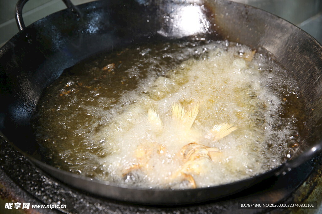 锅中油炸食物的场景