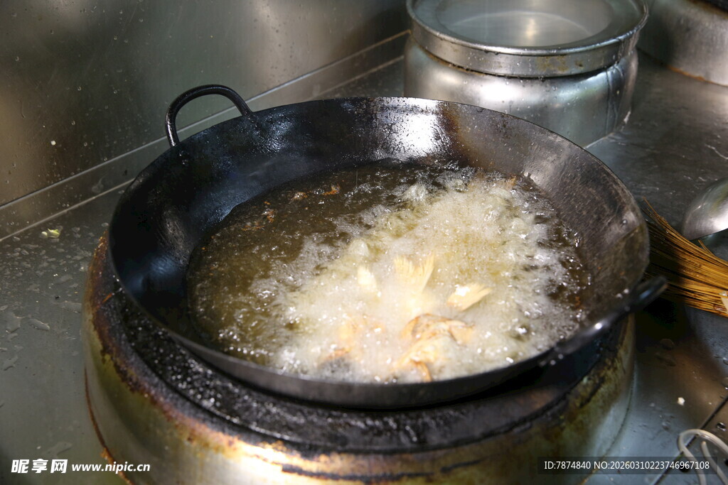 锅中油炸食物场景