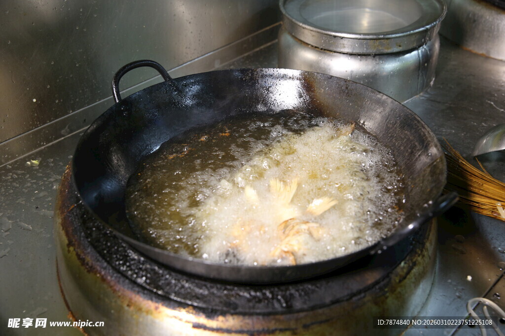 锅中油炸食物现场