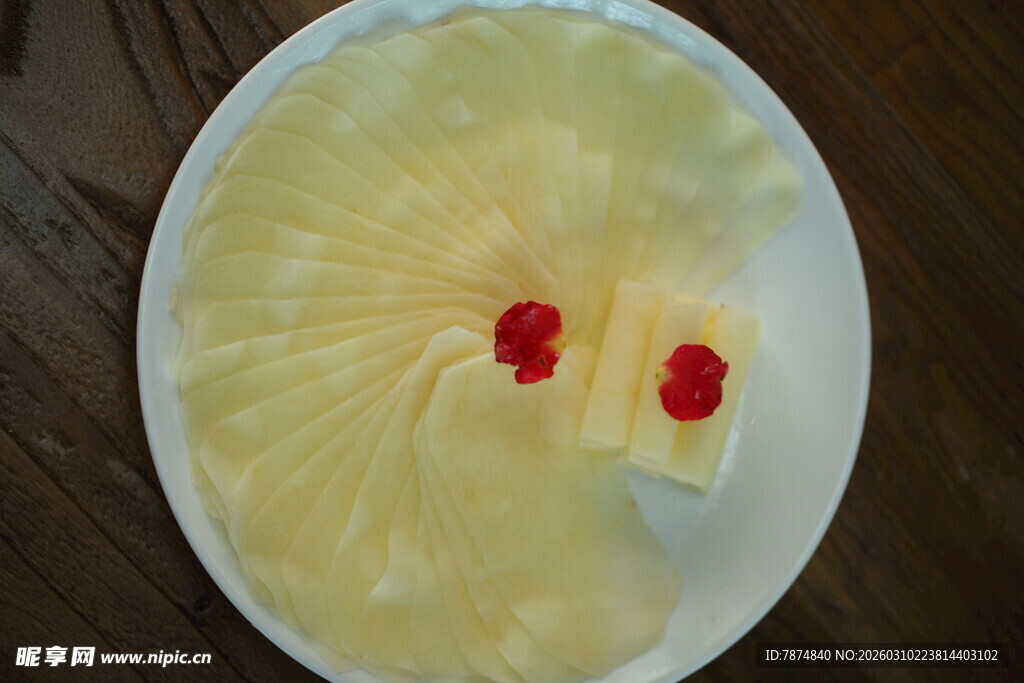 切片菠萝配两颗红果