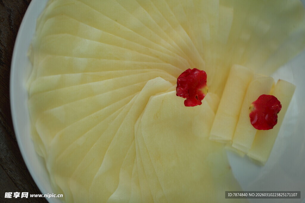 精致摆盘的水果甜点