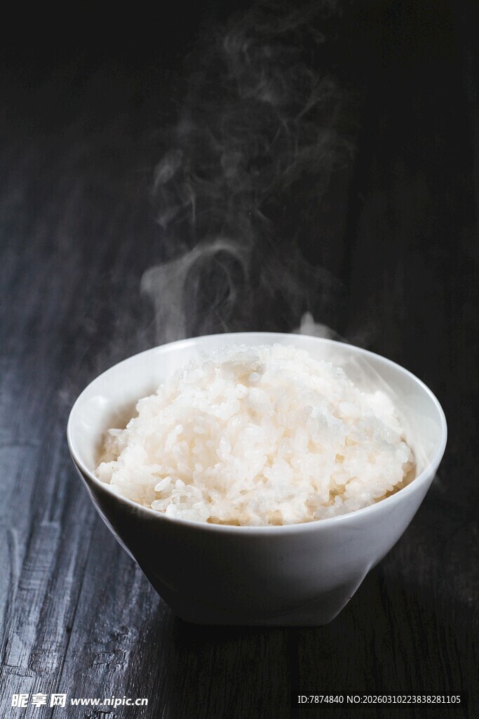 热气腾腾的一碗白米饭