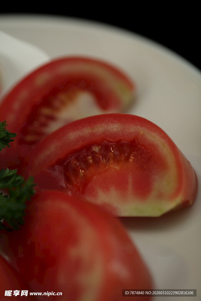 新鲜番茄切片摆盘