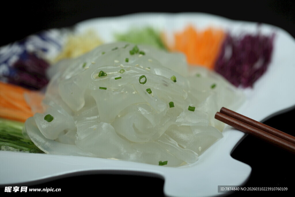 晶莹剔透凉拌凉粉