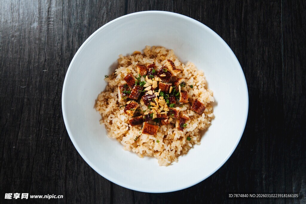 美味炒饭摆于白盘