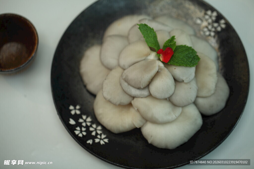 精致摆盘的美味饺子