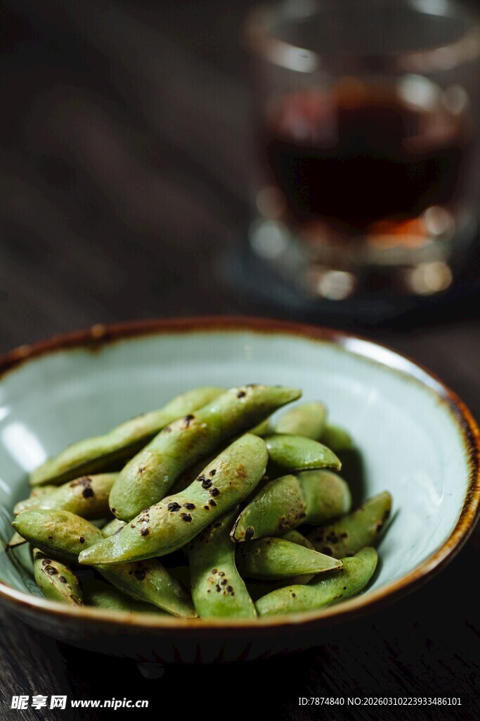 日式茶碗中的香脆毛豆