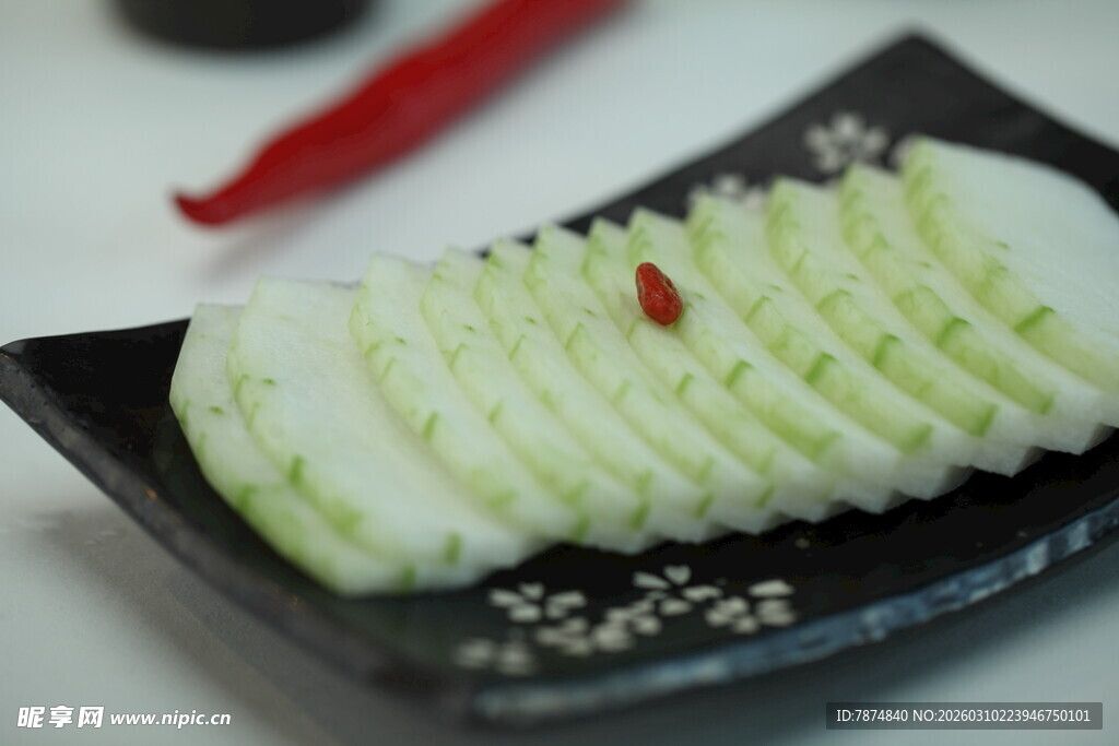 精致摆盘的清爽腌黄瓜