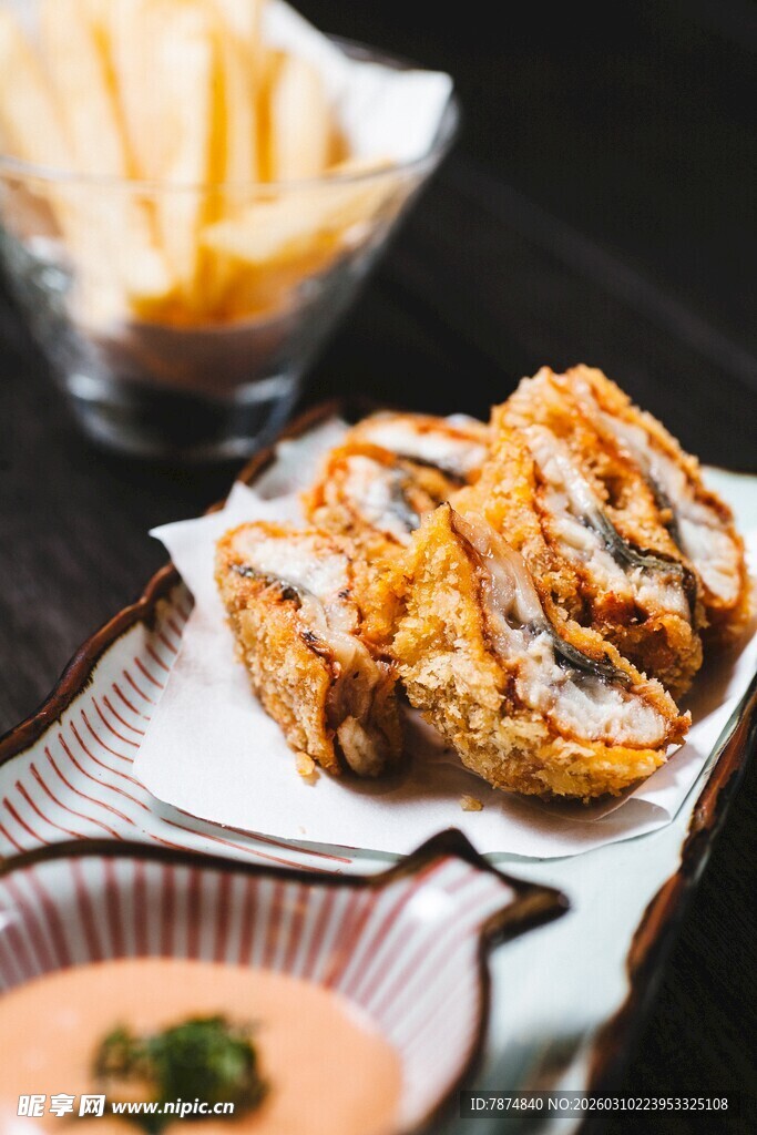 美味炸物配蘸酱