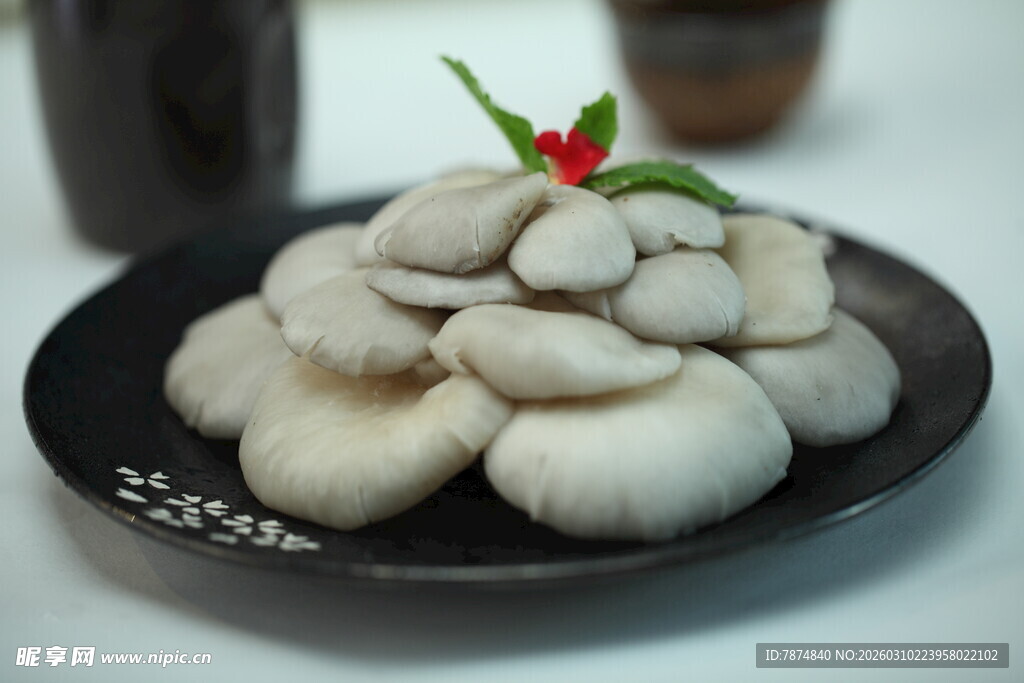 一盘鲜嫩白蘑菇